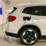 Temukan bagaimana inovasi mobil listrik membantu dalam mengurangi emisi karbon