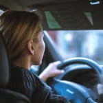 Pelajari tips aman berkendara mobil bagi pemula: perhatikan hal berikut untuk keselamatan di jalan dan mengambil tindakan yang tepat!