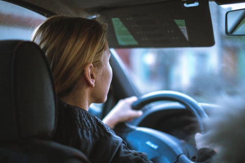 Pelajari tips aman berkendara mobil bagi pemula: perhatikan hal berikut untuk keselamatan di jalan dan mengambil tindakan yang tepat!