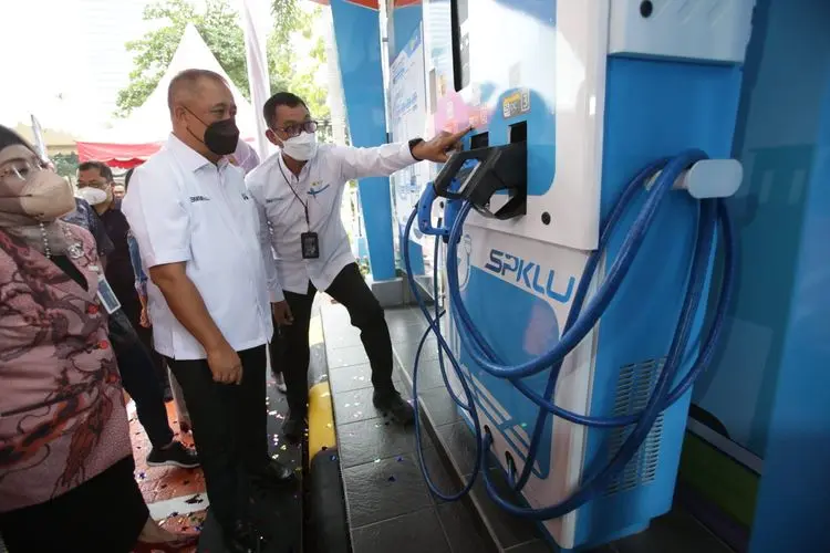 Pengembangan Jaringan Pengisian Mobil Listrik untuk Meningkatkan Adopsi Kendaraan Berenergi Bersih. Temukan bagaimana infrastruktur pengisian mobil listrik bisa menjadi katalis untuk adopsi kendaraan ramah lingkungan di Indonesia.